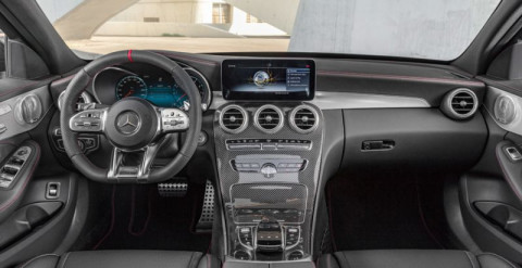 В салоне новый AMG-руль с тачпадами на спицах. Цифровая приборка на основе экрана диагональю 12,3 д с тремя стилями отображения шкал. Базовый экран мультимедийной системы — 7 д, за доплату — 10,25