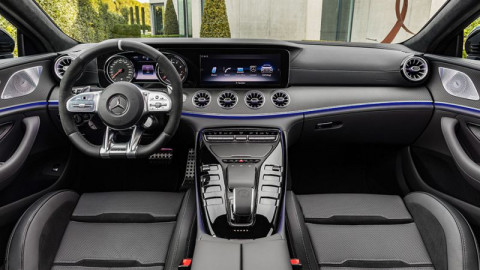 Сочетание передней панели CLS и широкого центр. тоннеля Mercedes-AMG GT. Аналоговые приборы только для лифтбека с V6, можно заменить виртуальной панелью. Спорт руль с доп. контроллером режимов движения под правой спицей и 2 сенсор. кнопками под левой