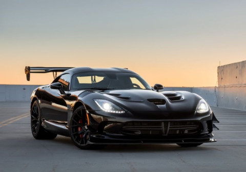 Dodge Viper ACR у него установлен 8,4-л. V10, отдача 654 силы и 814 Нм момента. До 100 за 3,4 сек.