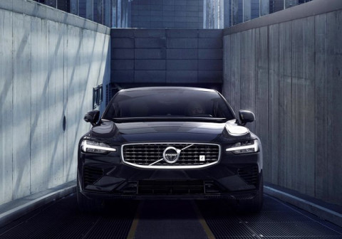 Volvo S60 T8 Polestar Engineered масса 2020 кг оснащ-ся светодиод. фарами, полным приводом, кован. 20-дюйм. колёсами и растяжками-усил. кузова