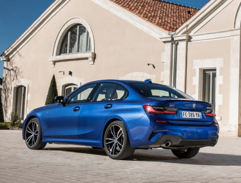 Шоу-румы BMW в России начали продавать первые экземпляры модели, которая минимально оценивается в 2 580 000 рублей.