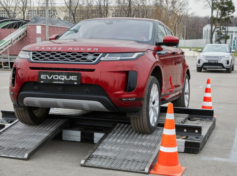 В столице на днях презентовали новенький Range Rover Evoque. Первую в нашей стране официальную презентацию авто провели на спортивном комплексе Лужники.