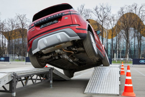 В столице на днях презентовали новенький Range Rover Evoque. Первую в нашей стране официальную презентацию авто провели на спортивном комплексе Лужники.