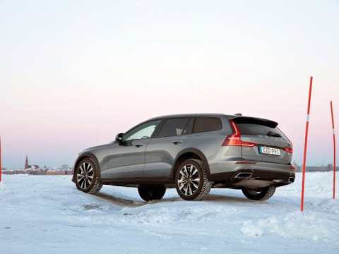 Цена Volvo V60 Cross Country в России составила минимум 3 069 000 рублей