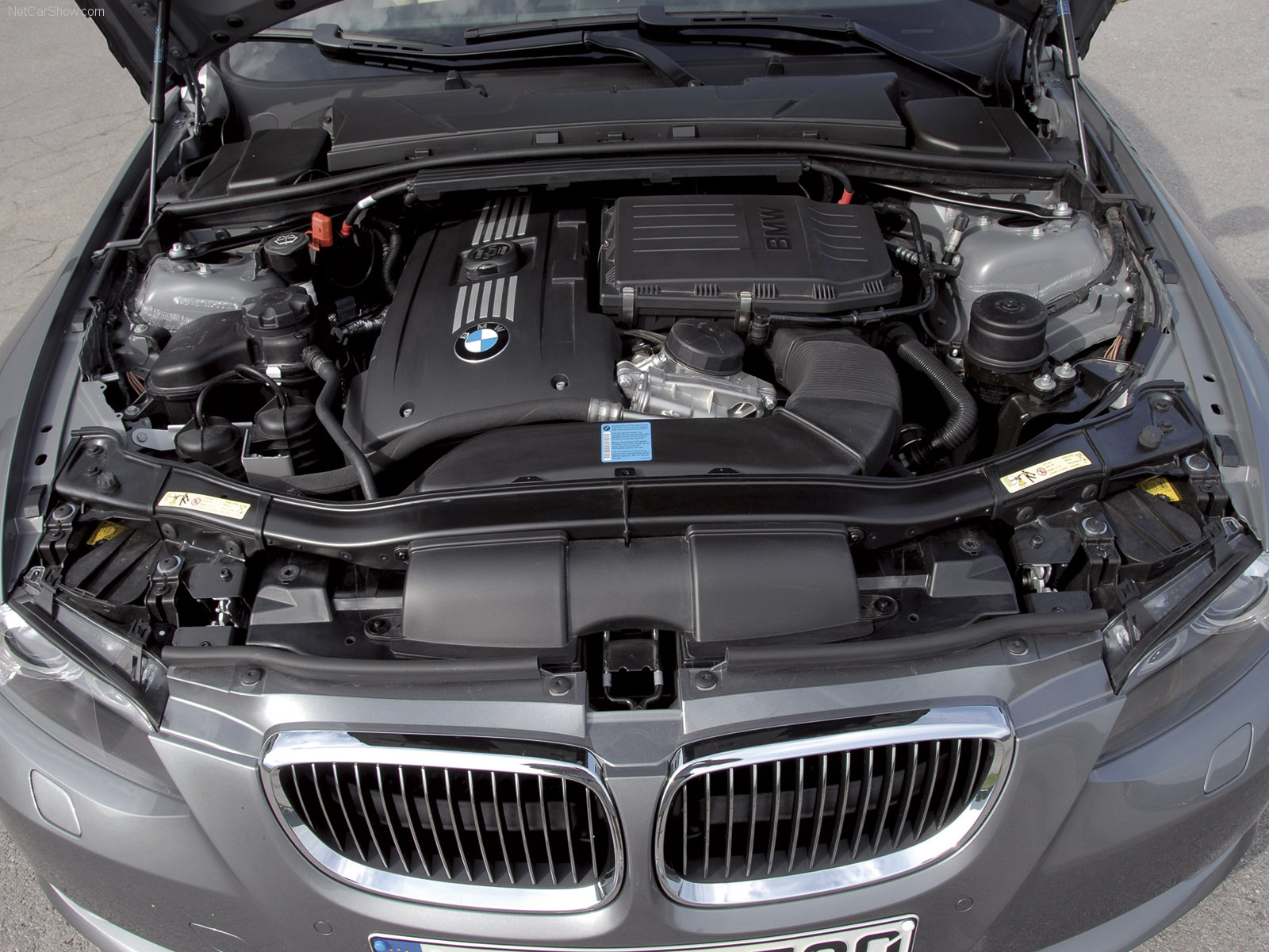 Капот бмв е90. BMW 335 e90 мотор. Двигатель BMW 335 I. BMW 330 e90 мотор. БМВ 328i 2008 года двигатель.