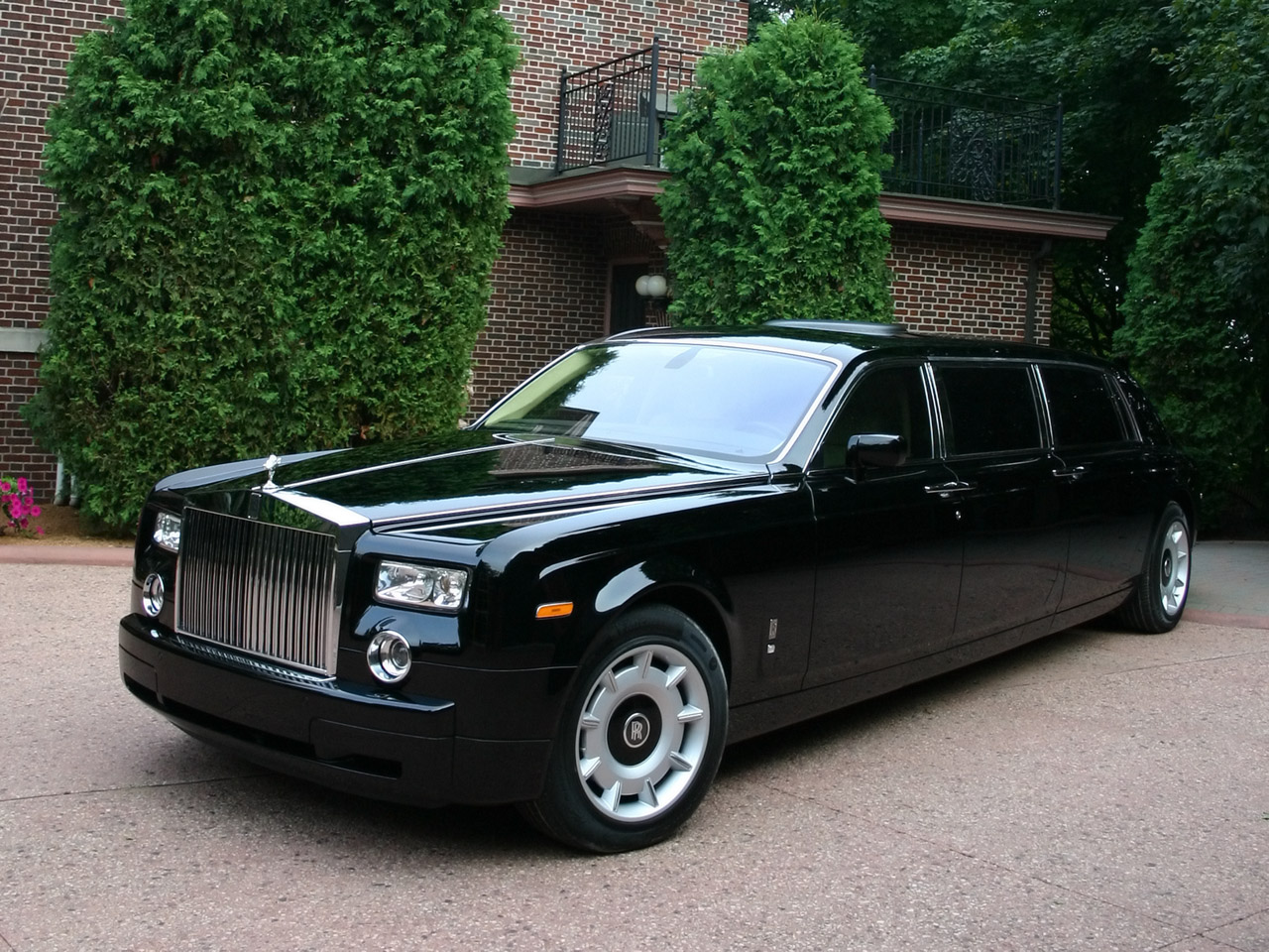 Большие длинные машины. Роллс Ройс лимузин. Rolls Royce Phantom Limousine. Rolls Royce Phantom 2000. Rolls Royce Phantom Limo.