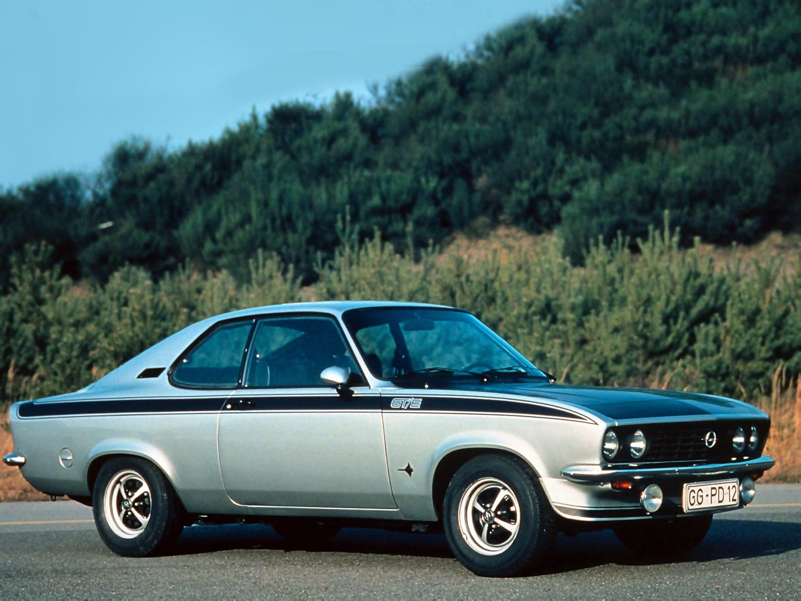 Mazda 70. Opel Manta, 1974. Opel Manta 2. Опель Манта 1974. Maisto Opel.