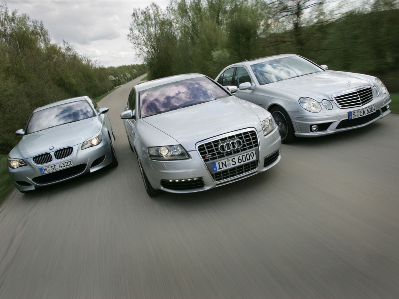 Четверо машин. БМВ мерс 2000. BMW Mercedes Audi Volkswagen 2022. Машины в ряд. Несколько автомобилей.