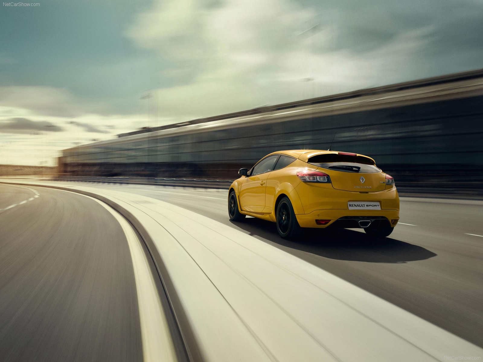 Какая машина быстро едет. Renault Megane RS 2014. Reno Megane RS 2010. Желтая машина едет. Машина быстро едет.