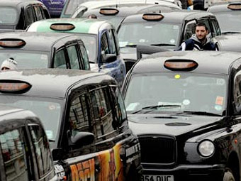 Водители лондонских кэбов провели акцию протеста против обычных такси