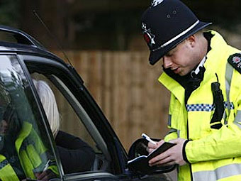 Британский полицейский остановил водителя из-за смеха за рулем
