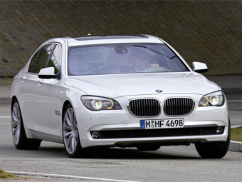 Самая мощная "семерка" BMW получила мотор V12 с двумя турбинами