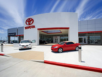 Продажи Toyota с начала года упали почти на треть