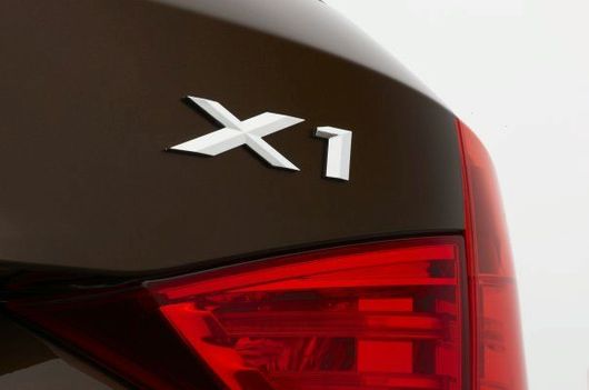 BMW X1 официальные тизеры кроссовера в сети