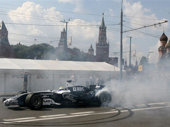 В Москве состоялись показательные заезды болидов "Формулы-1"