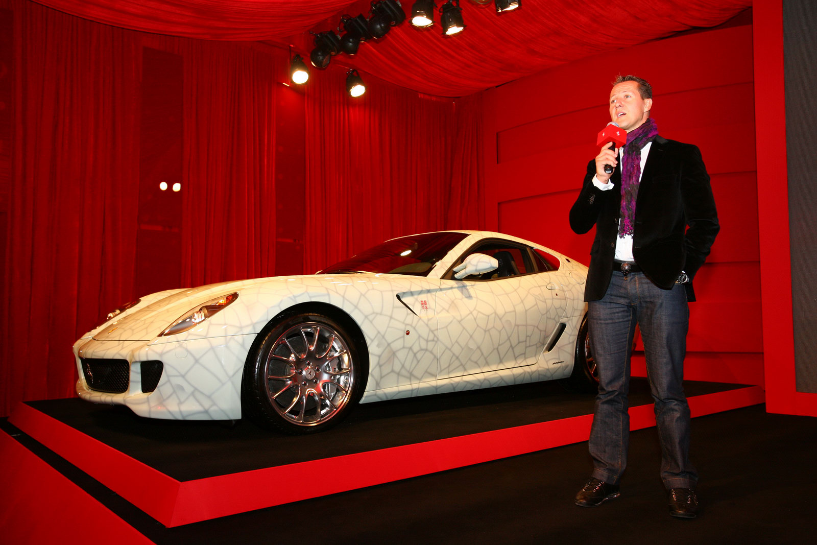 Ferrari раскрашенный под вазу продали за 1,2 млн. евро