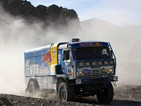 Три "КамАЗа" возглавили зачет грузовиков на шестом этапе "Дакара"