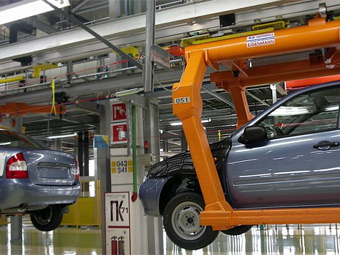 Производство автомобилей в России упало в два раза