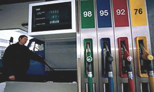 Цены на бензин в Москве преодолели рубеж в 22 руб./л