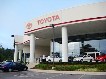 Toyota знала о проблемах с педалями газа с 2002 года