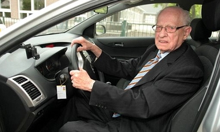 Голландский пенсионер подарил себе на 100-летие новую машину