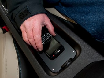 GM оснастит автомобили беспроводной зарядкой для телефонов