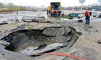 В Москве на проспекте Маршала Жукова образовался 15-метровый провал