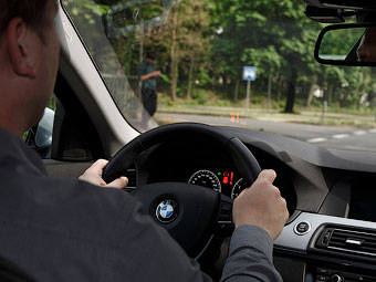 Автомобили BMW помогут водителям проезжать перекрестки