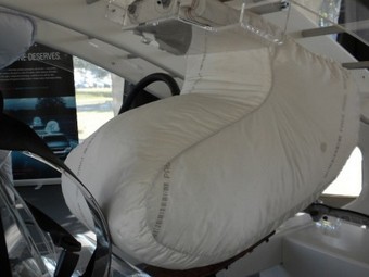 Американцы встроят подушки безопасности в крышу автомобиля