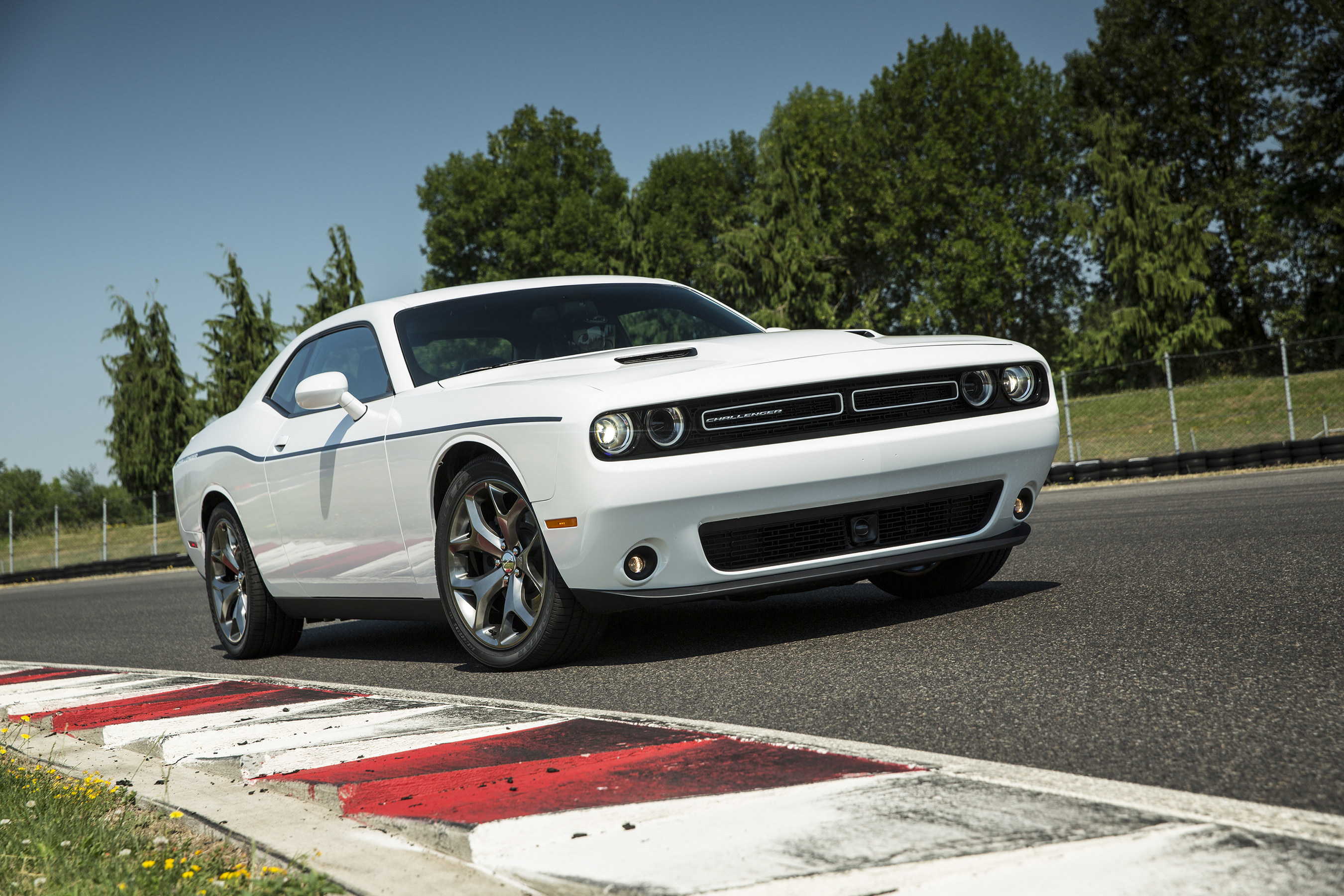 Тачки похожие. Dodge Challenger 2015. Dodge Challenger 2015 года. Додж Челленджер 2015. Додж Челленджер 2015 года.