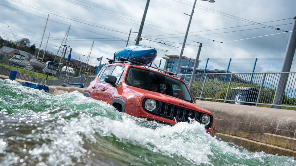 Jeep Renegade проплыл 250 метров