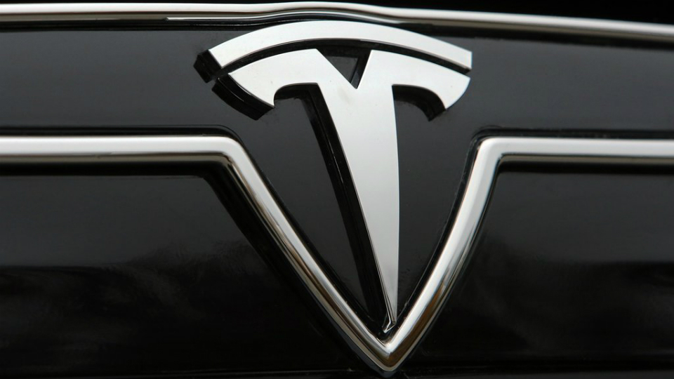 Tesla анонсировала новый грузовик и автобус