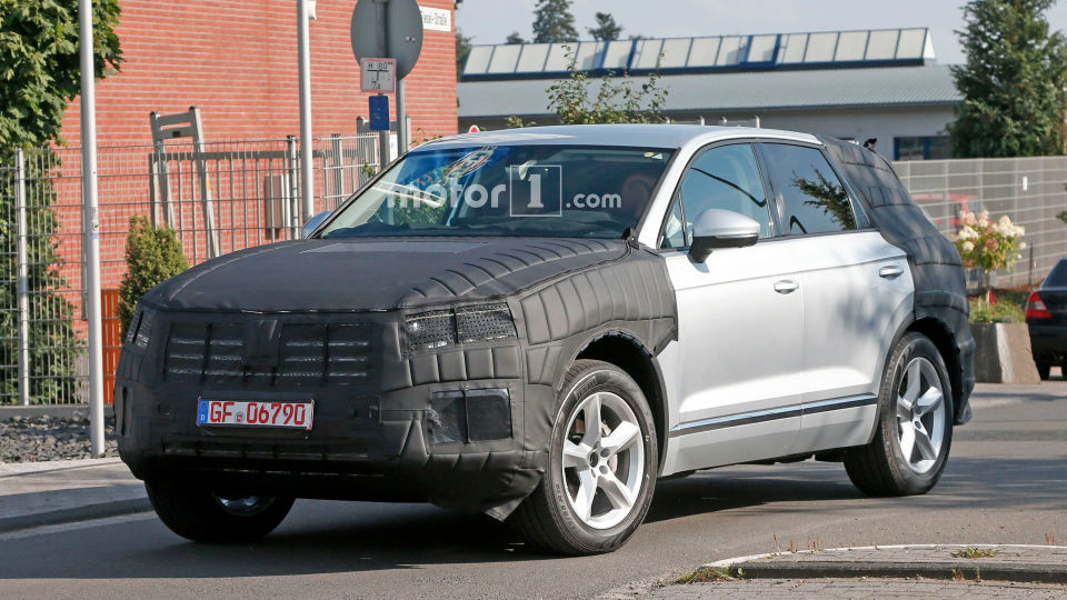 Первая порция шпионских снимков новейшего VW Touareg уже в Сети