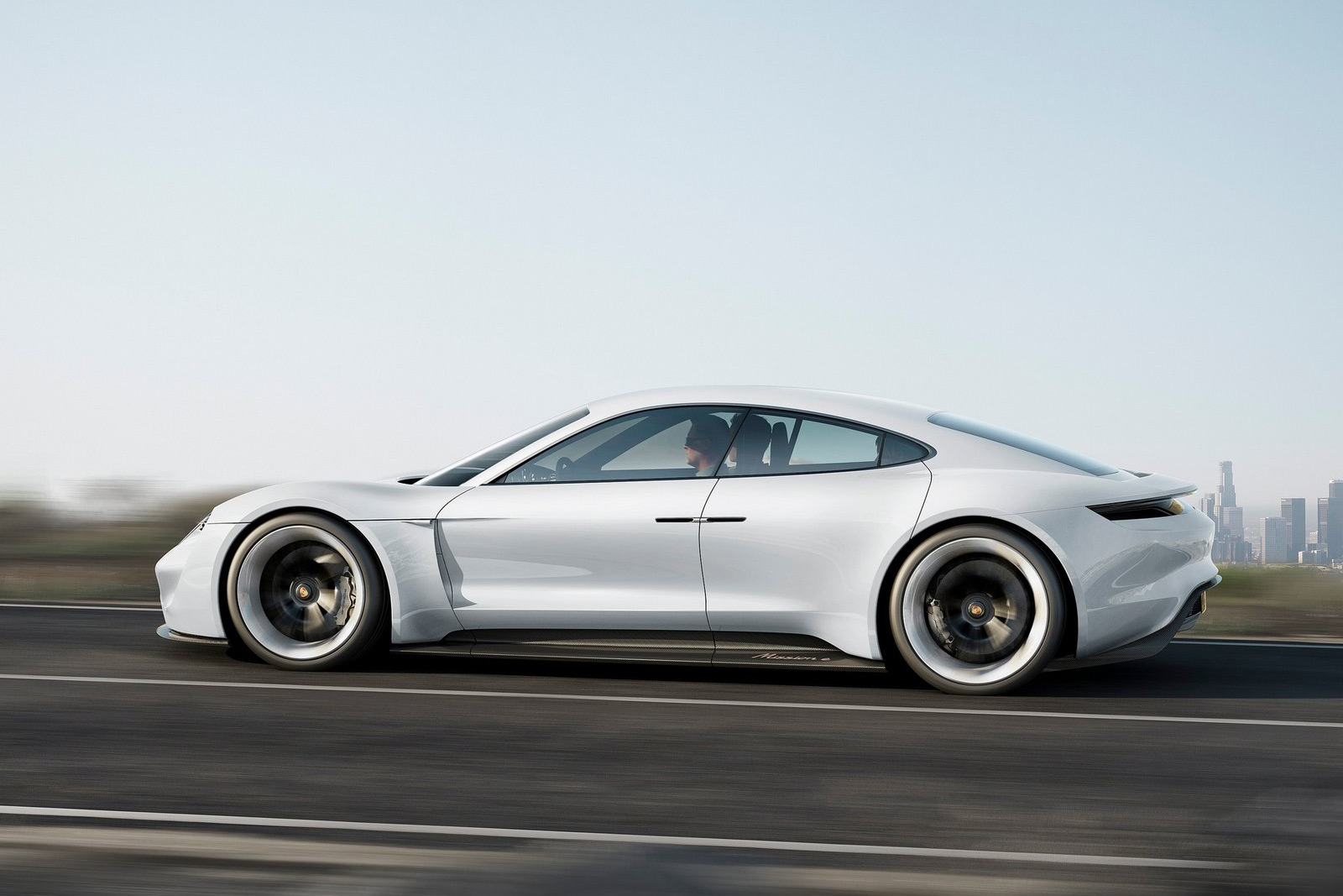 Porsche стремится ежегодно продавать по 20 000 электромобилей