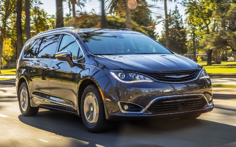 В Chrysler готовятся к представлению первого в мире электроминивэна