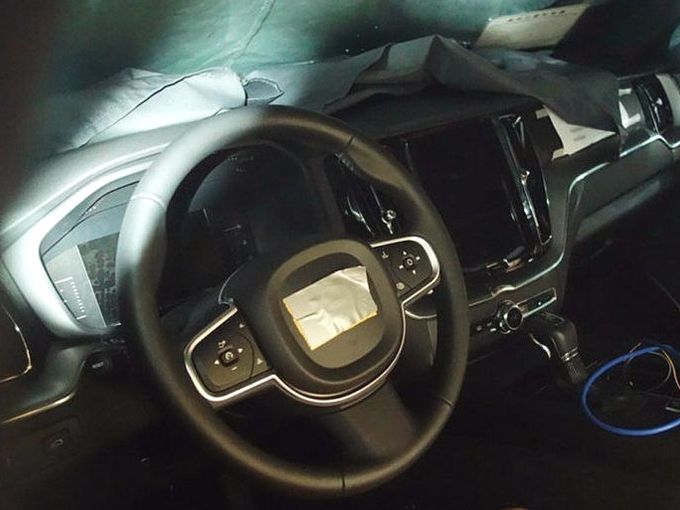 Впервые появились шпионские снимки салона нового Volvo XC60
