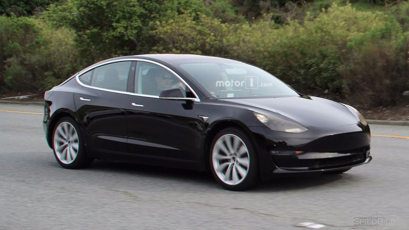 Новенькую Tesla заметили на дороге общего пользования