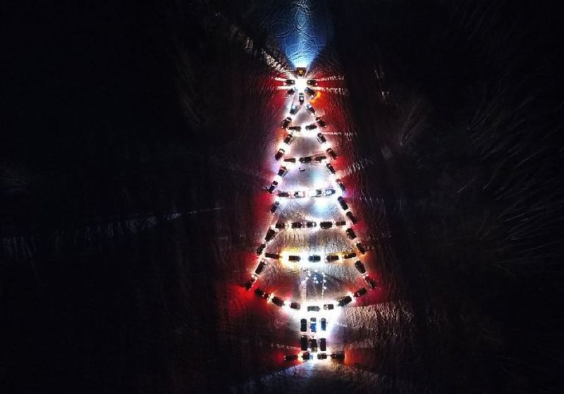 Из 65 внедорожников сделали фигуру новогодней елки