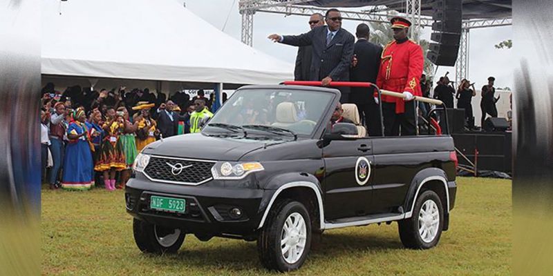 UAZ Patriot кабриолет: президент Намибии встречает парад