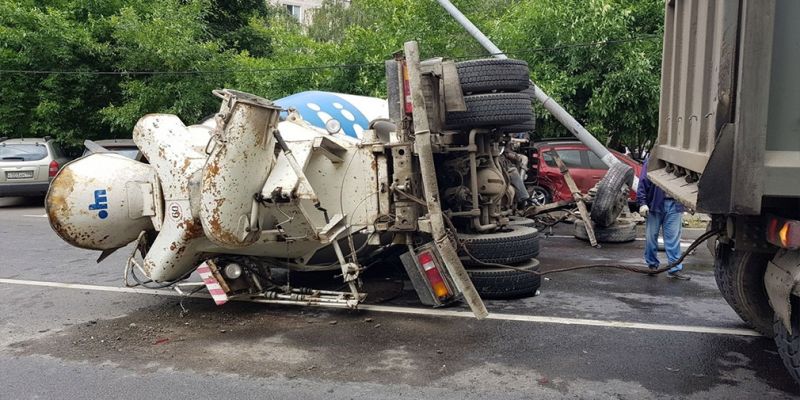 Водитель бетономешалки протаранил 9 машин в Москве