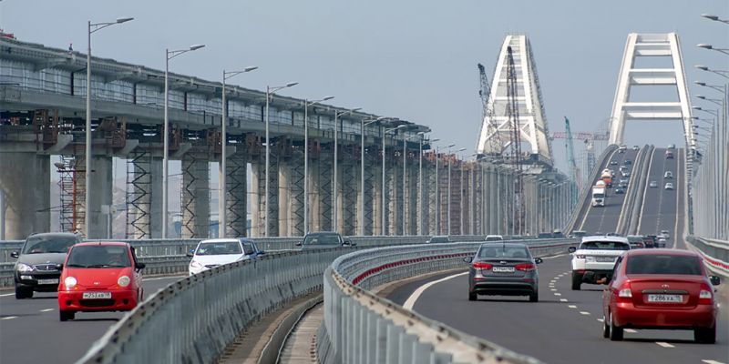 На Крымском мосту открыли движение грузовиков