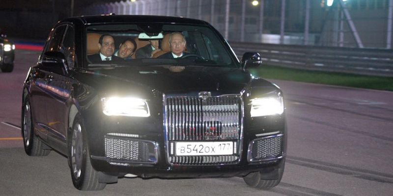 Путин проехал по гоночной трассе в Сочи на седане Aurus