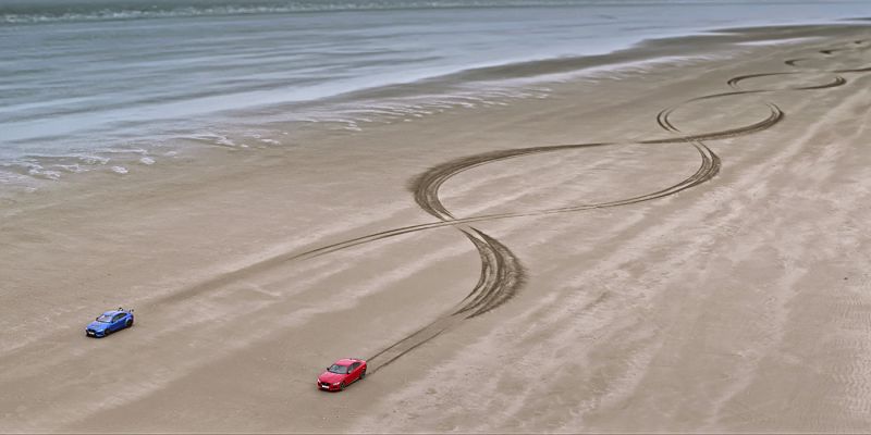 Два спортивных Jaguar XE рисуют цепочку ДНК на песке