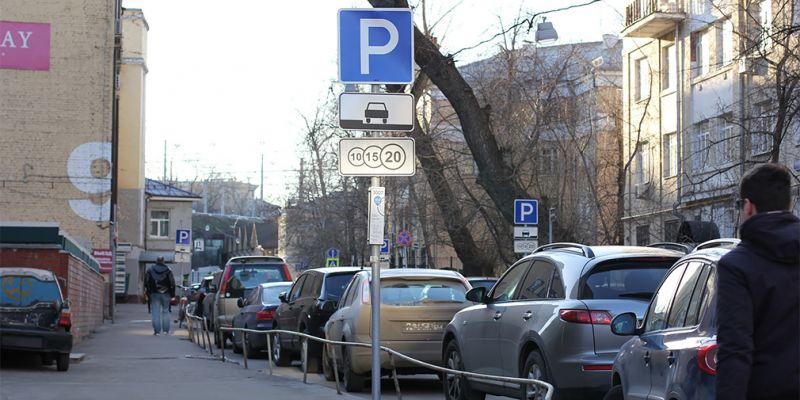 Московских автомобилистов просят не парковаться под деревьями