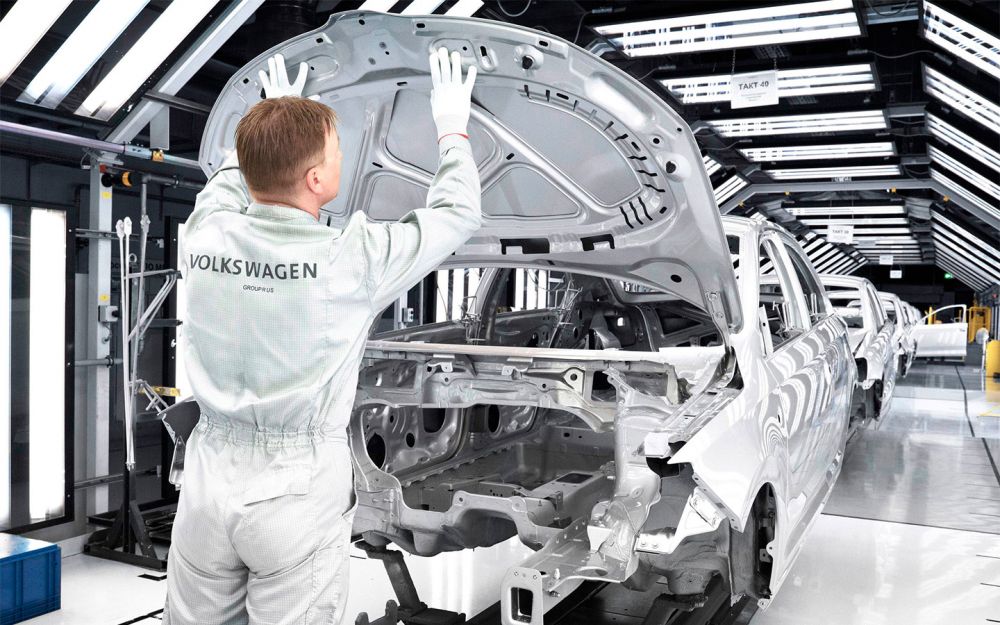 Volkswagen снижает объем производства в России
