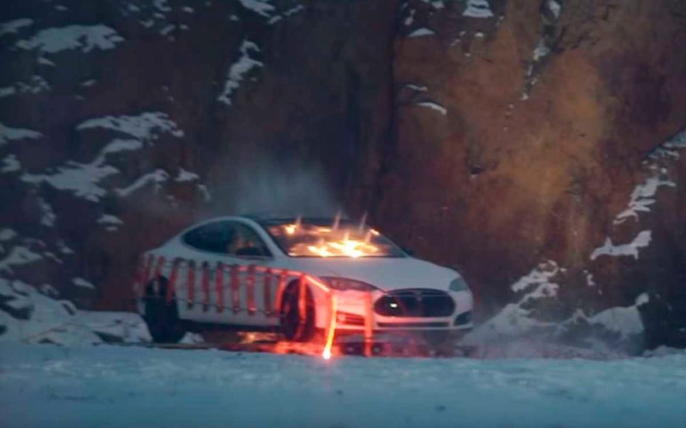 Финны взорвали электромобиль Tesla вместе с&nbsp;манекеном Илона Маска