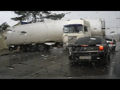 Подборка неудержимых грузовиков #14 (Без тормозов)