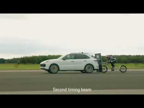 Porsche Cayenne помог велосипедисту разогнаться до 240 км/ч
