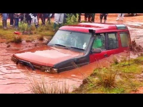 Land Rover Discovery превратился в подводную лодку