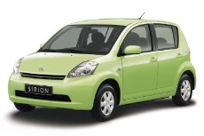 Daihatsu Sirion Фирма «Daihatsu» среди японских брэндов всегда попадала во «второй эшелон». Возможно, «Toyota» в обозримом будущем ее несколько «подтянет». Новый Sirion, пожалуй, уже некоторый результат на этом пути